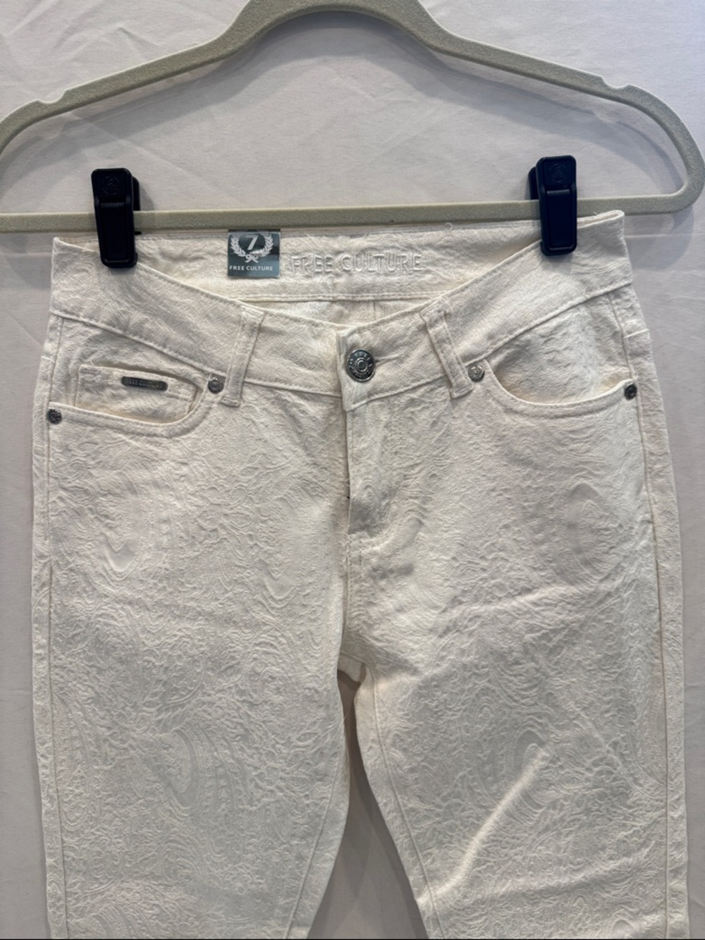 NWT White Paisley-Textured Women's Skinny Jeans, Size 7